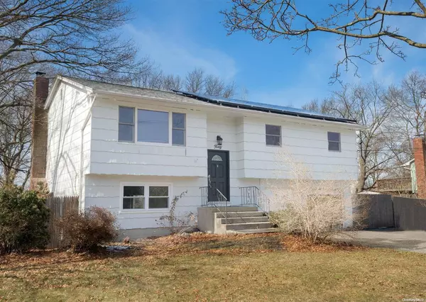 40 Urban DR, Selden, NY 11784