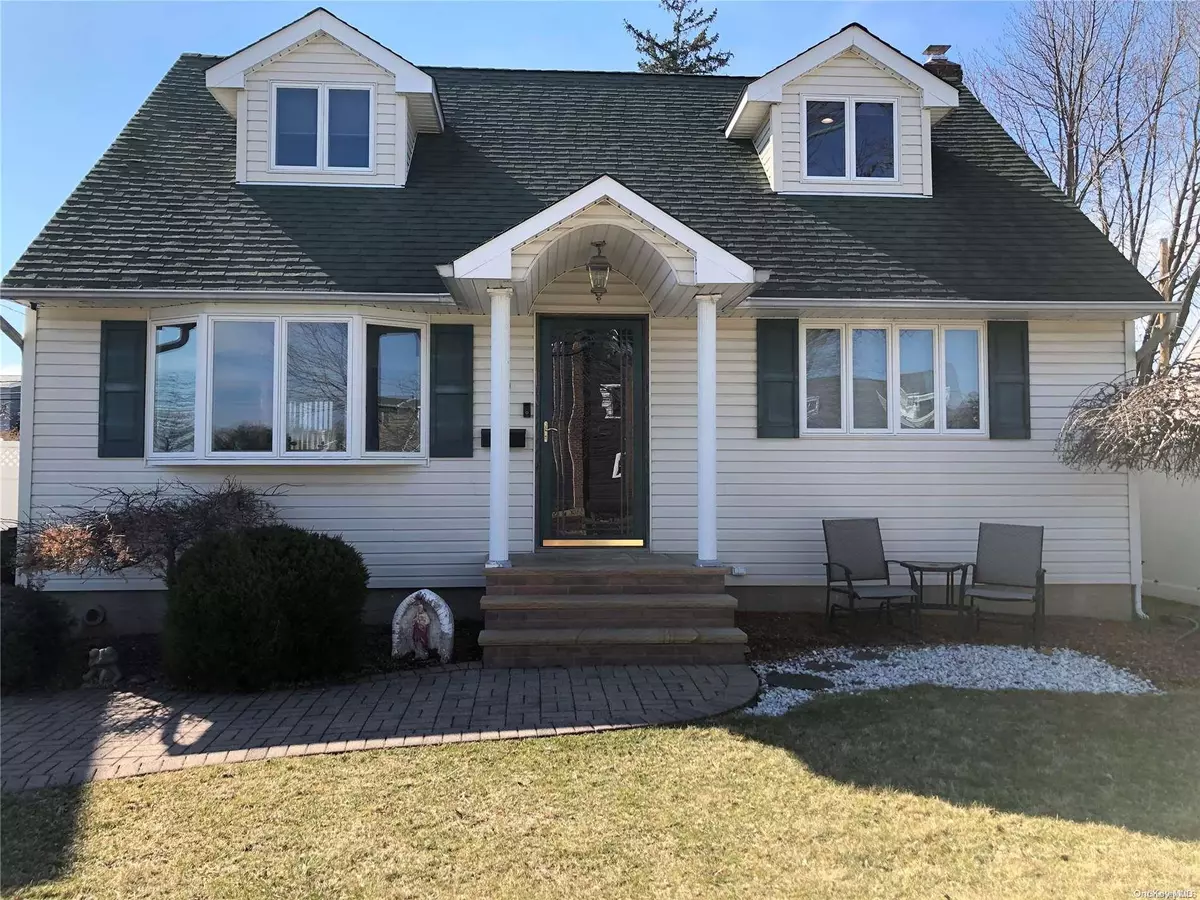 Hicksville, NY 11801,60 Cliff DR