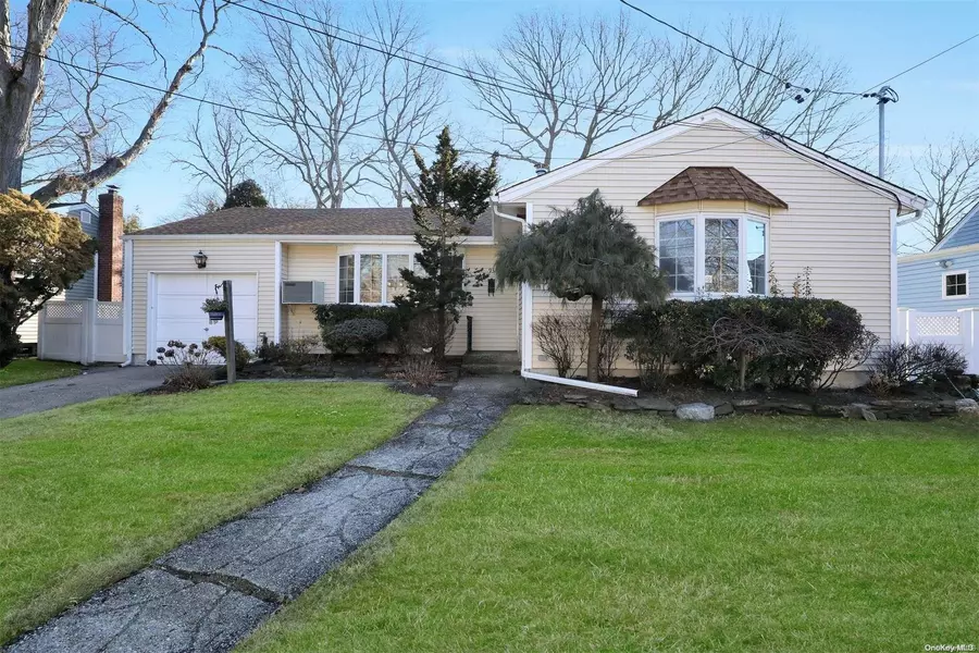 93 3rd AVE, Massapequa Park, NY 11762