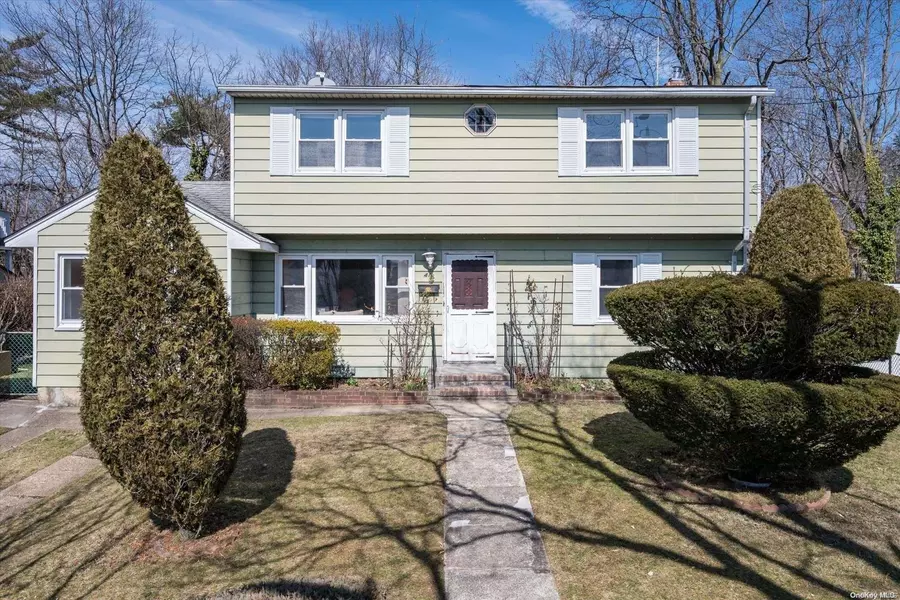 41 Circle DR, Westbury, NY 11590