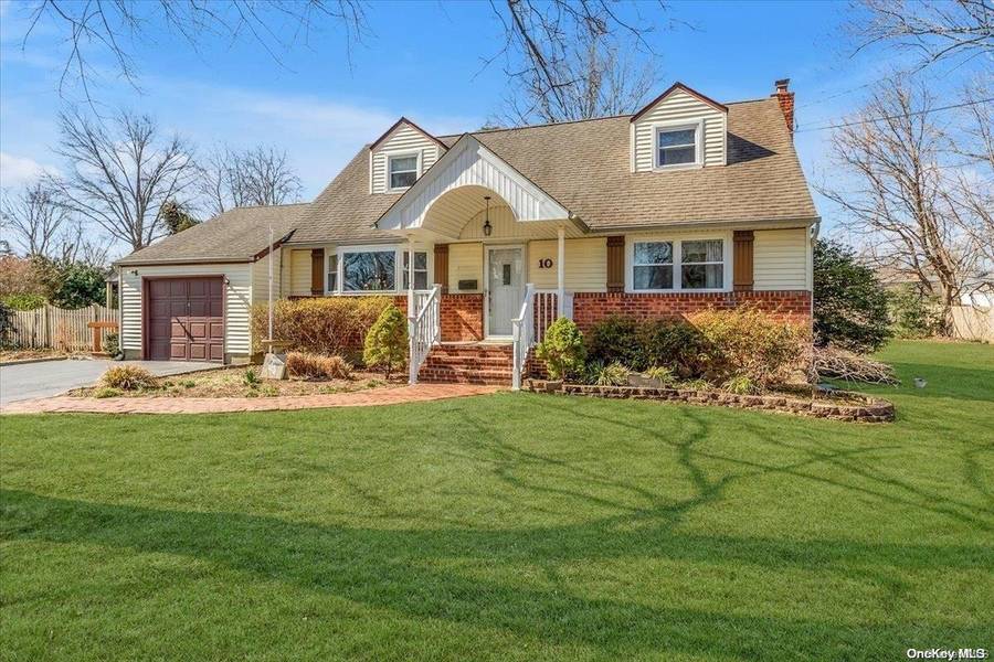 10 Gunther DR, East Northport, NY 11731