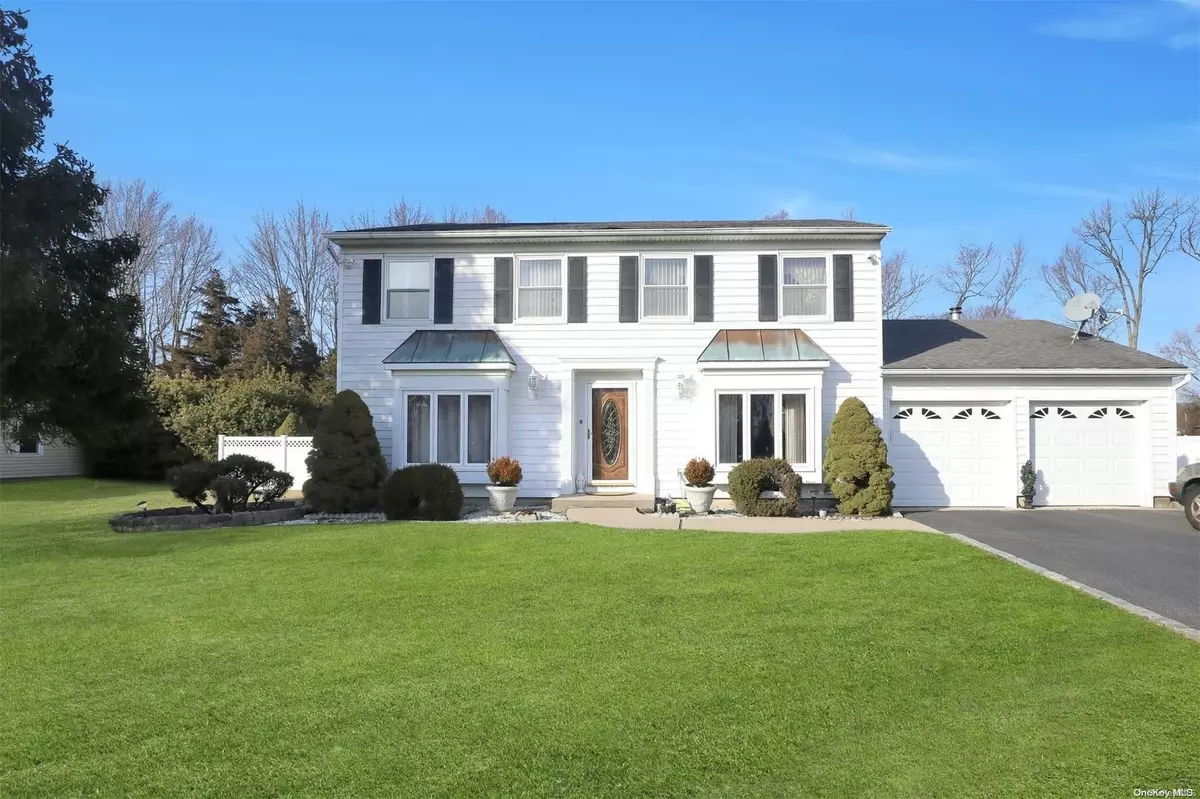 Smithtown, NY 11787,27 Hemlock LN
