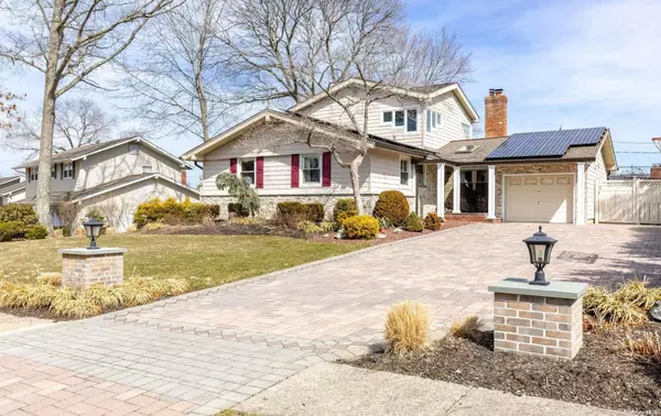 Hauppauge, NY 11788,11 Swan LN