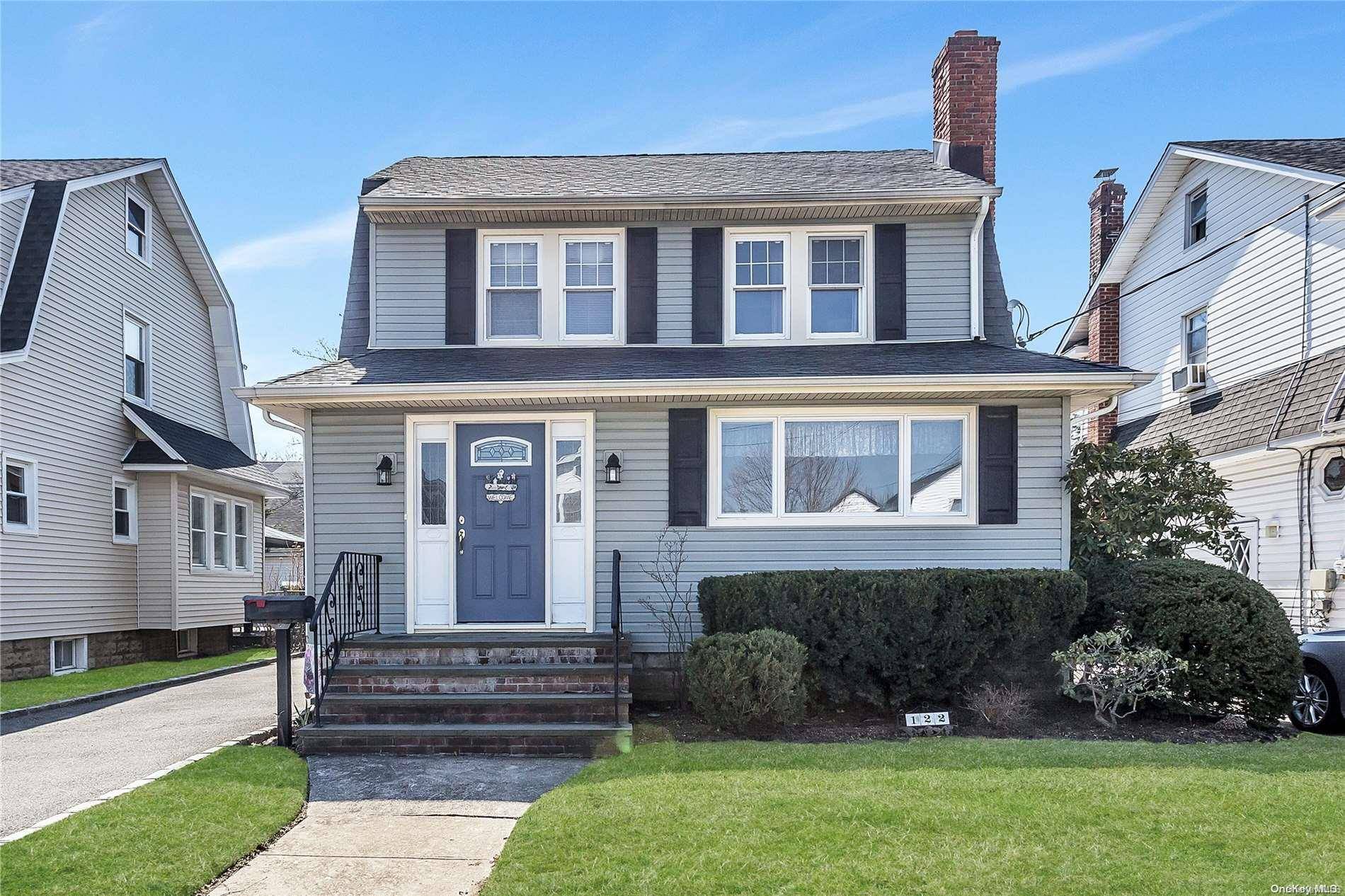 122 E Carpenter ST, Valley Stream, NY 11580