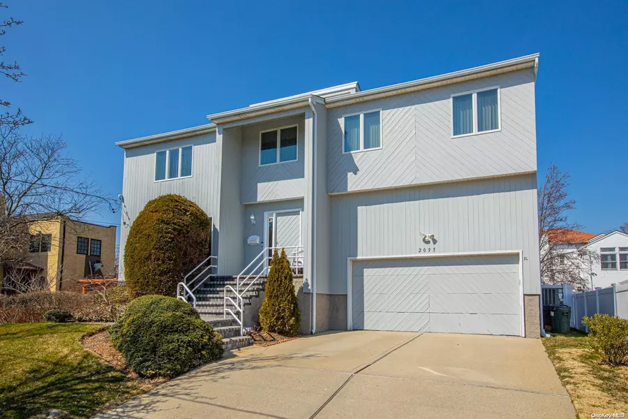 2095 Hampton WAY, Merrick, NY 11566