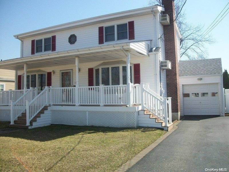 102 Plitt AVE, Farmingdale, NY 11735