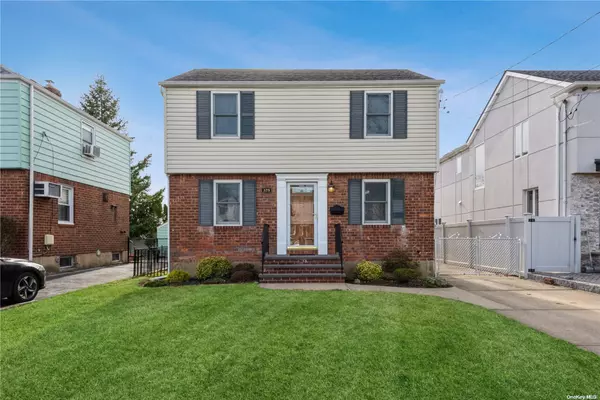 329 White RD, Mineola, NY 11501