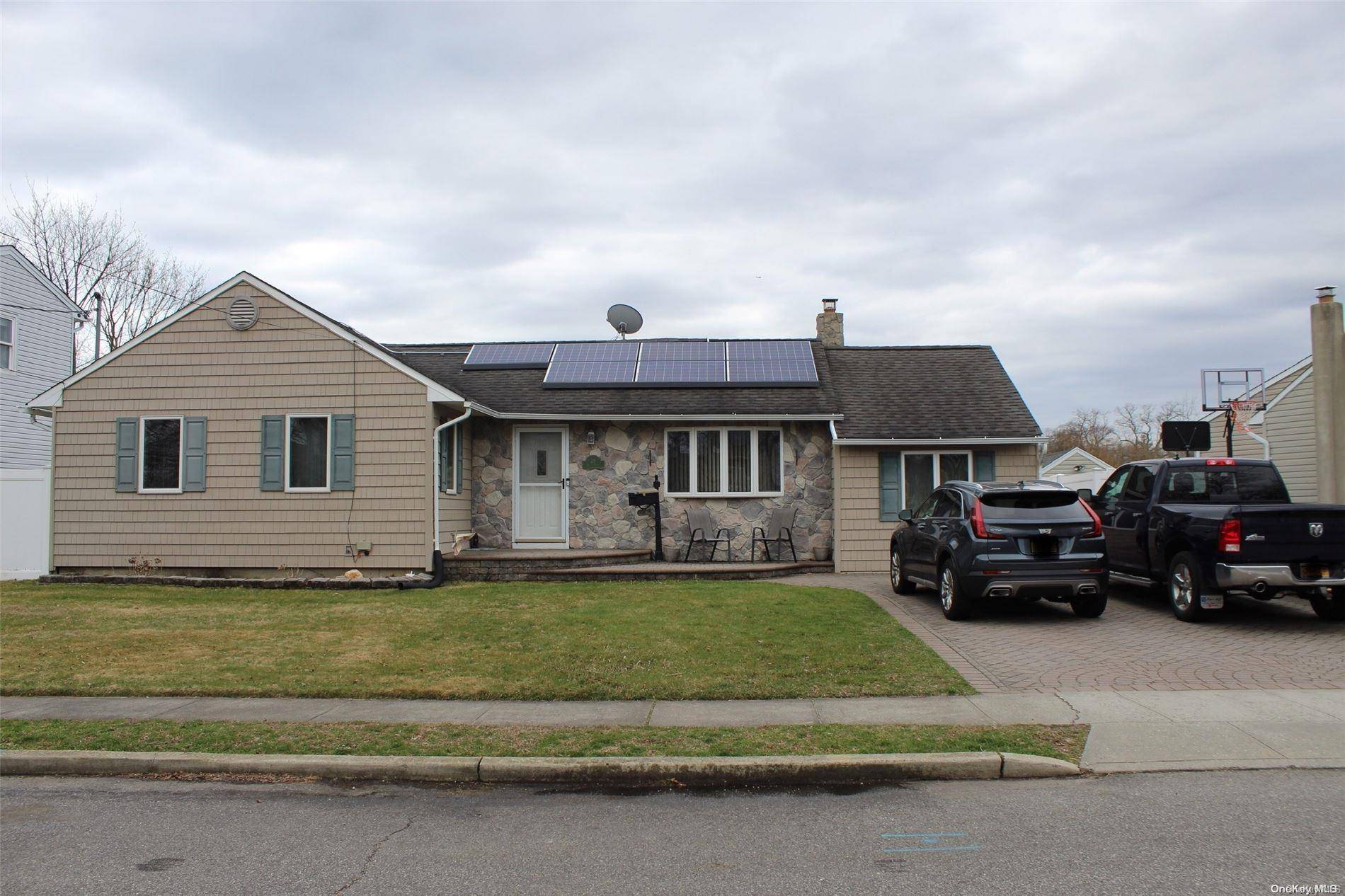 38 Bacon LN, Babylon, NY 11702