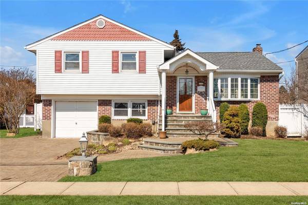 10 Albany ST, Hicksville, NY 11801