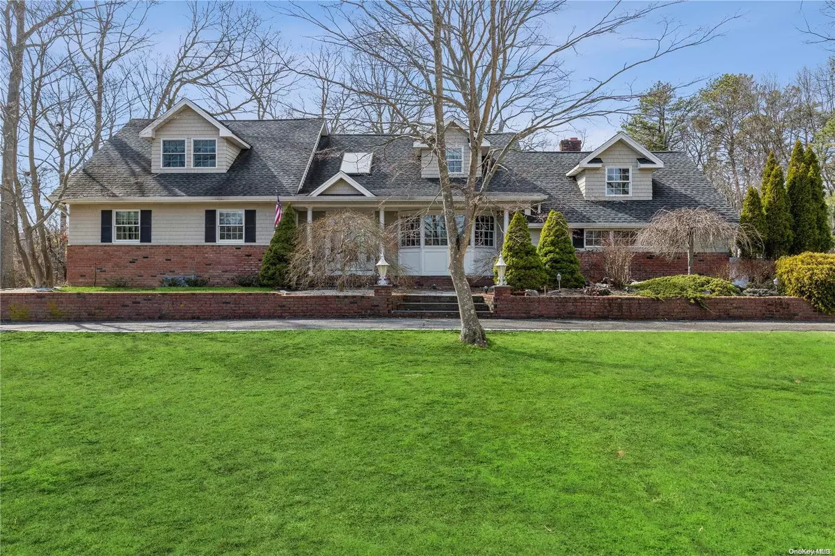 Smithtown, NY 11787,90 Croft LN