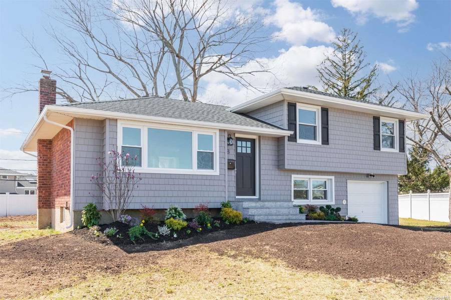 8 Rose CT, Farmingdale, NY 11735