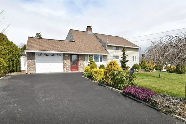 63 Stevedore LN, Levittown, NY 11756