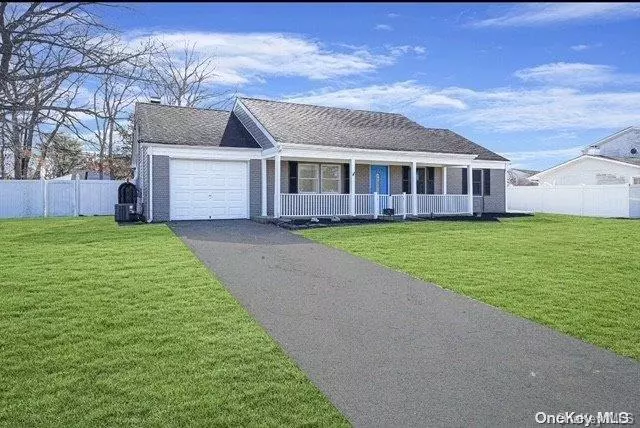 31 Winside LN, Coram, NY 11727