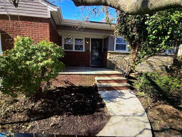 120 Northumberland Gate, Lynbrook, NY 11563