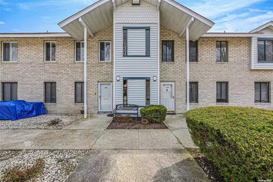 26 Idaho Ct #26, Coram, NY 11727