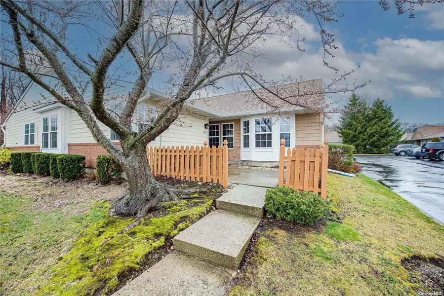 164 Theodore DR #164, Coram, NY 11727