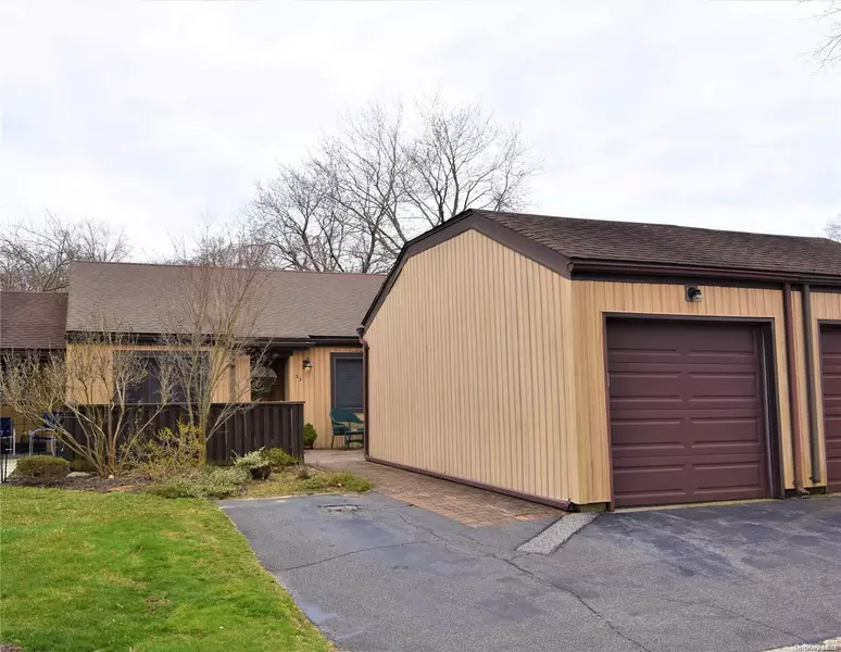 35 Strathmore Gate DR #35, Stony Brook, NY 11790