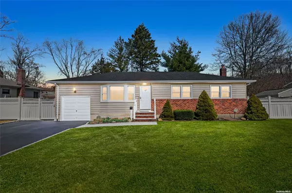 51 Sinclair DR, Greenlawn, NY 11740