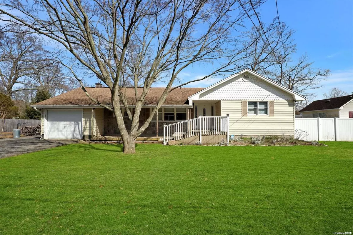 Rocky Point, NY 11778,35 Columbine RD