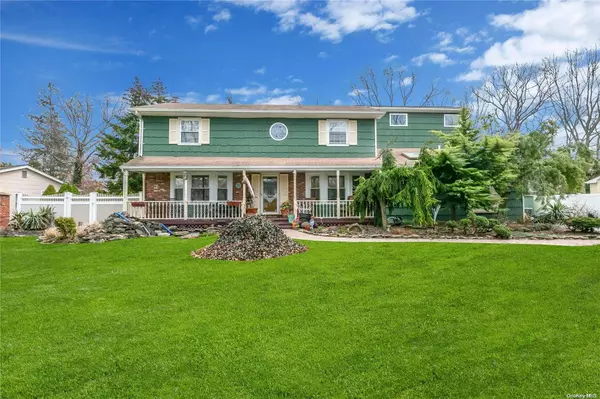 Commack, NY 11725,9 Pinecone LN