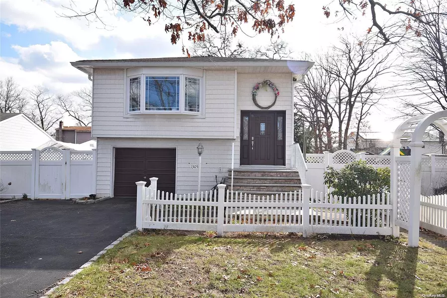 1305 Oak AVE, West Islip, NY 11795