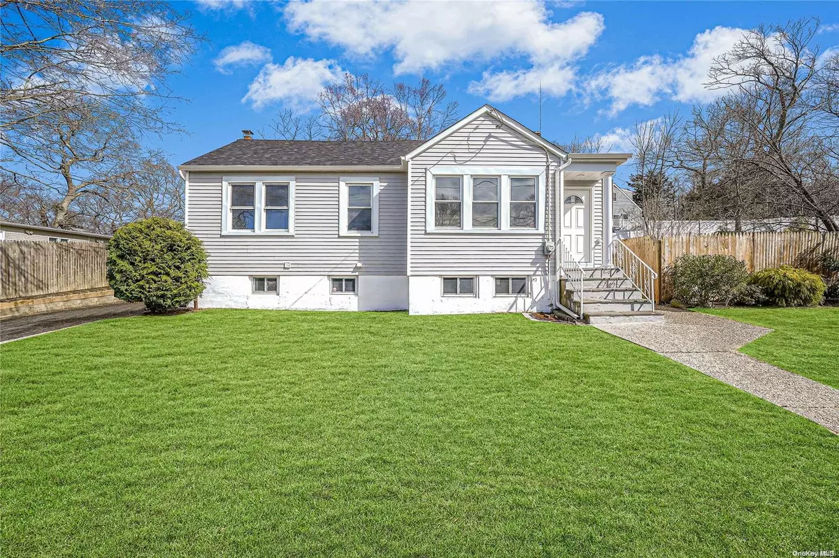 Rocky Point, NY 11778,33 Dandelion RD