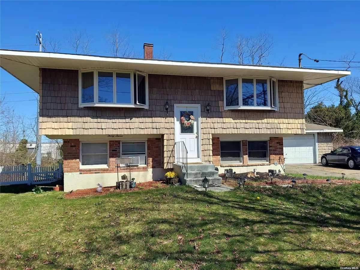 East Setauket, NY 11733,37 Bobcat LN