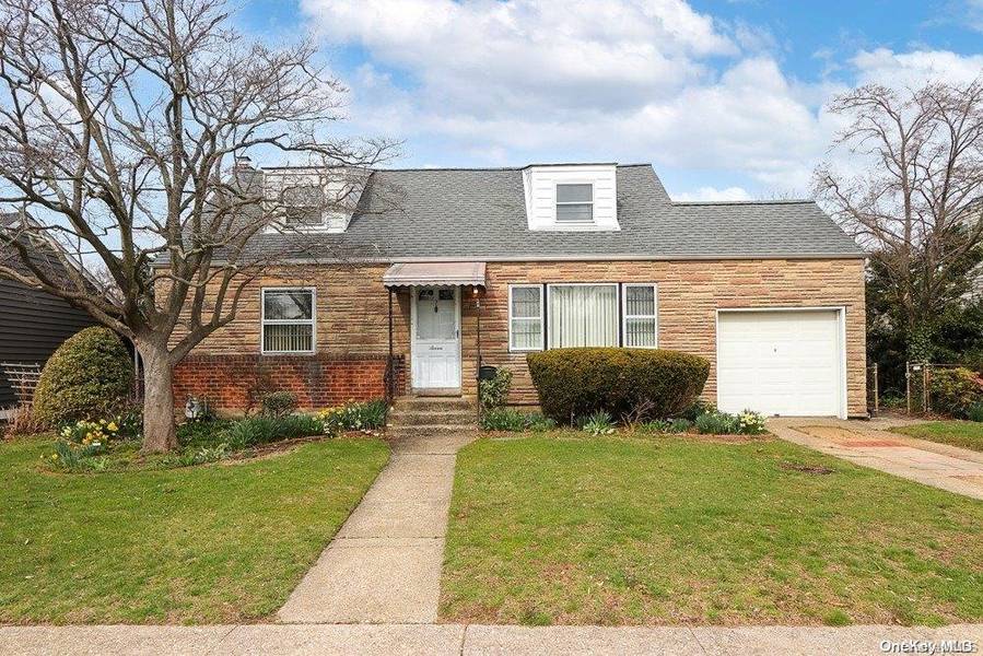 7 Mill RD, Farmingdale, NY 11735