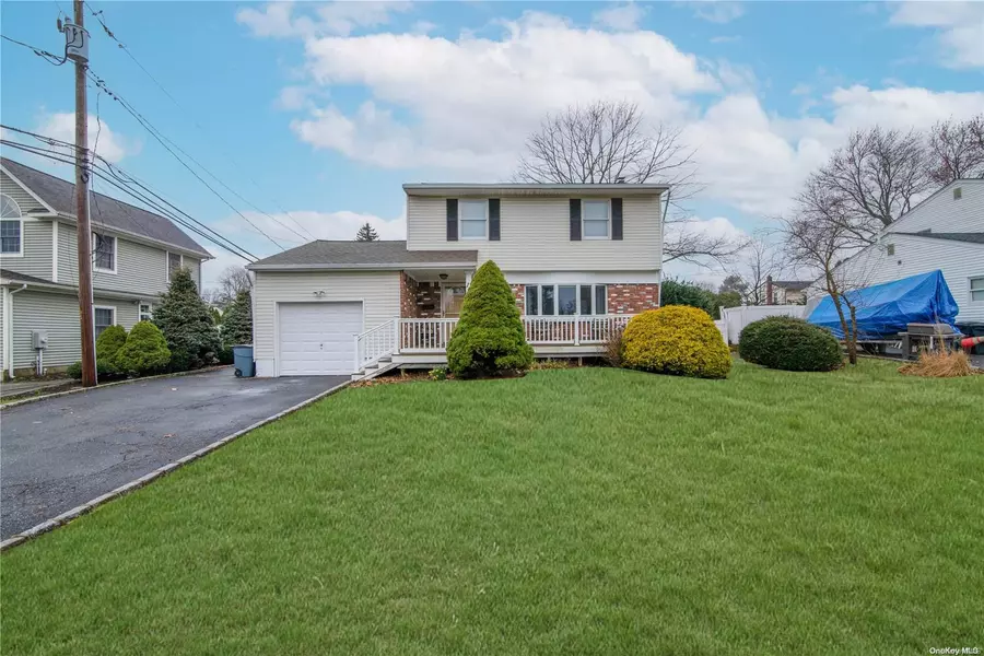 14 Enfield LN, Kings Park, NY 11754