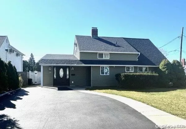 20 Winter LN, Hicksville, NY 11801