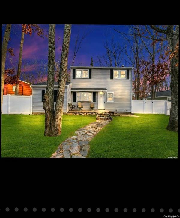 104 Lakeside TRL, Ridge, NY 11961