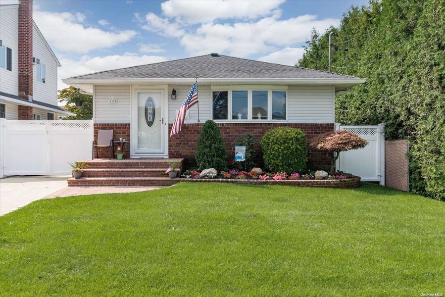 48 Michel AVE, Farmingdale, NY 11735