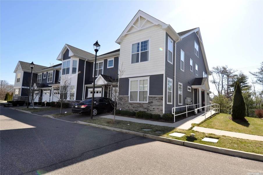 2102 Townhome WAY #B, Huntington Station, NY 11746