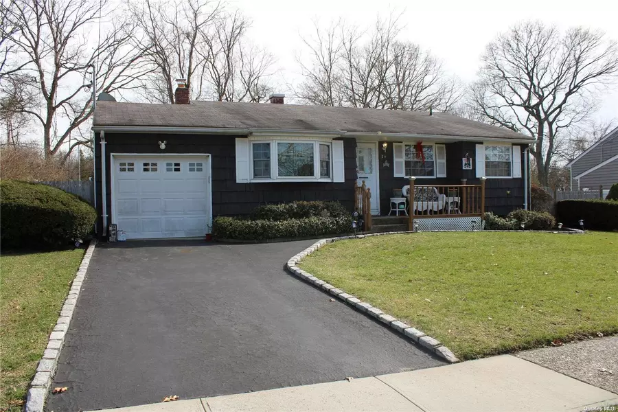 24 Fran LN, Selden, NY 11784