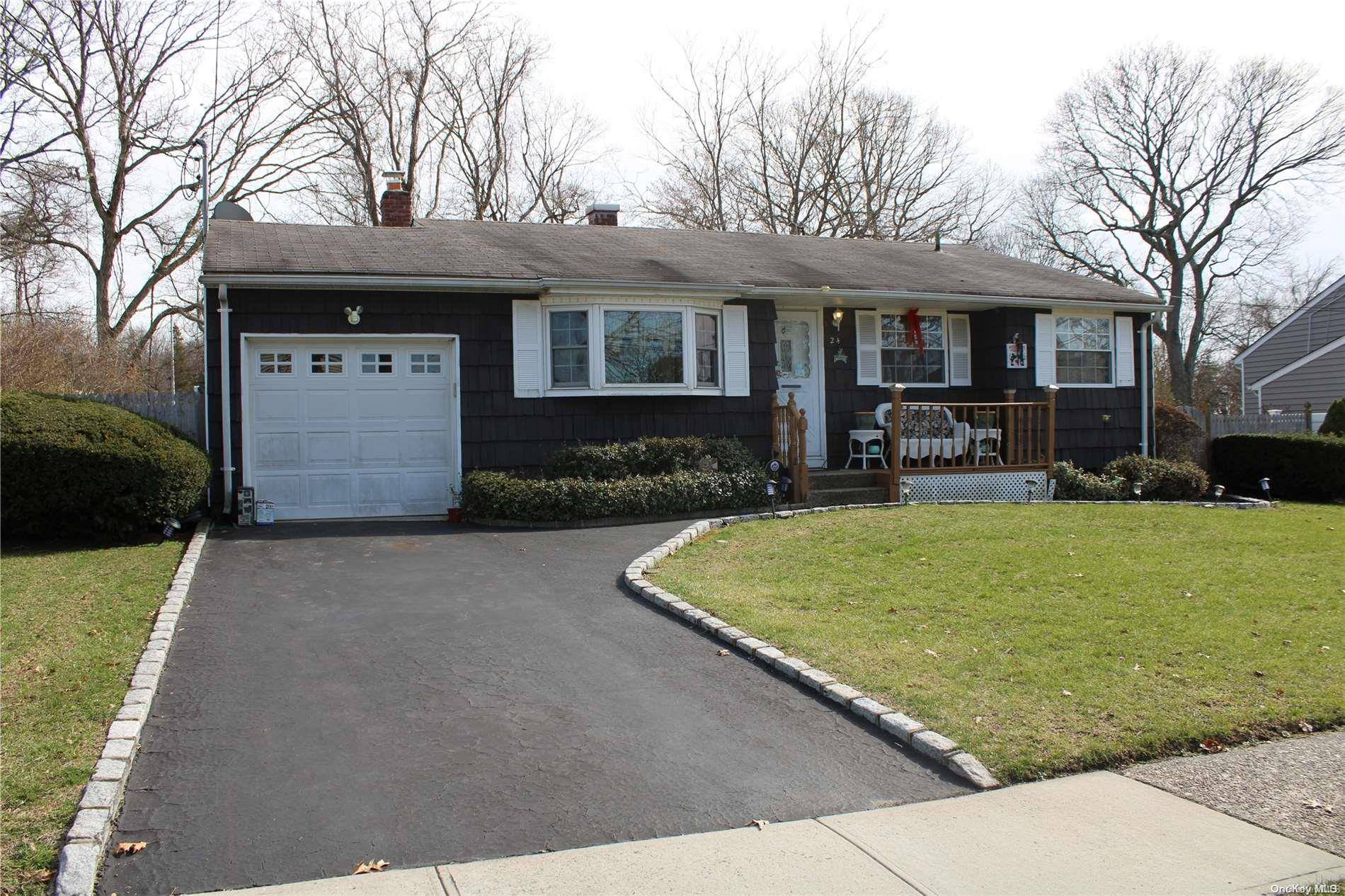 24 Fran LN, Selden, NY 11784