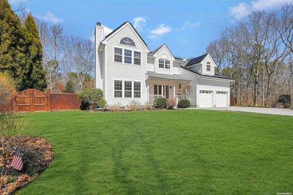 39 Hollow LN, Westhampton, NY 11977