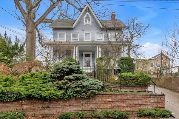 18 Locust AVE, Port Washington, NY 11050