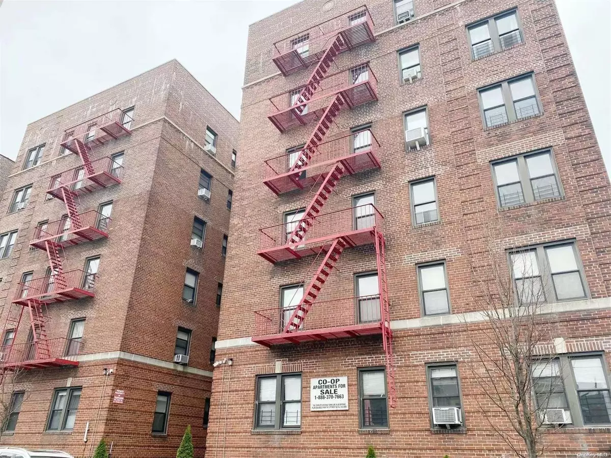 Elmhurst, NY 11373,4252 Layton ST #3C