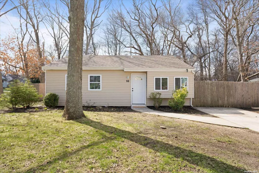 98 Norfleet LN, Coram, NY 11727