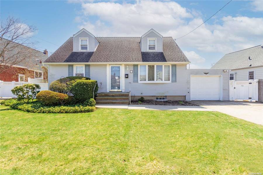 13 Frey RD, Farmingdale, NY 11735