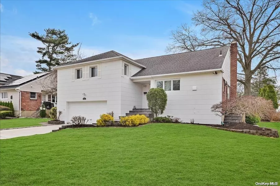 832 Pepperidge RD, Westbury, NY 11590