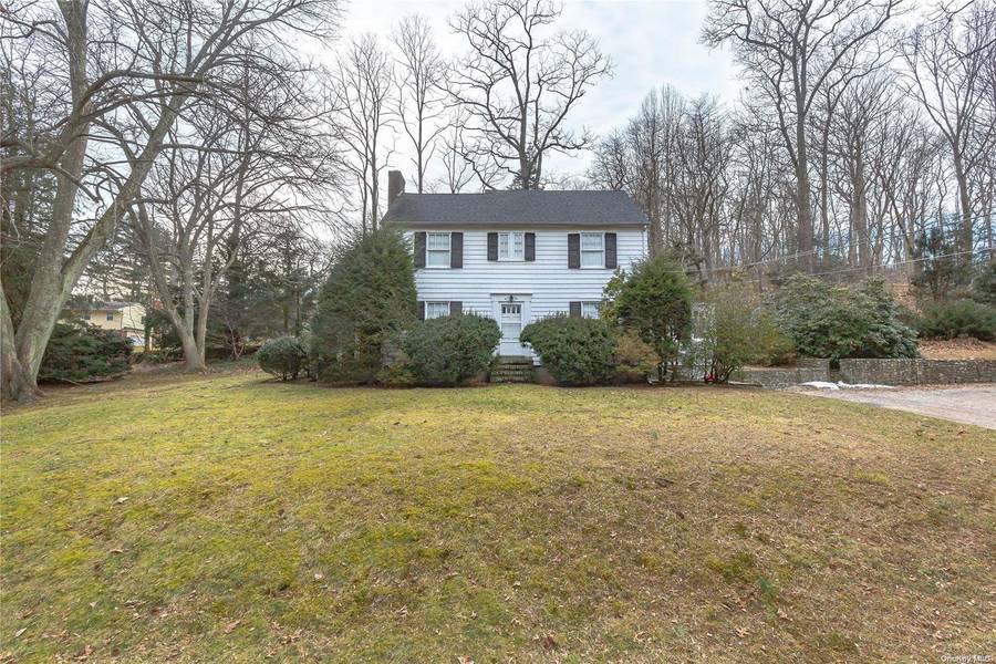 11 Whitney LN, Woodbury, NY 11797