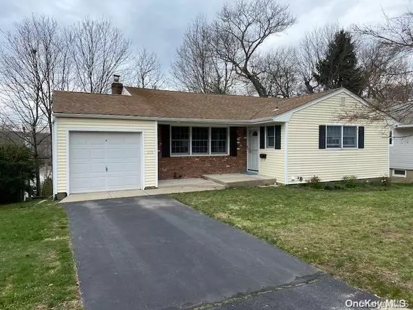 115 Iceland DR, Huntington Station, NY 11746