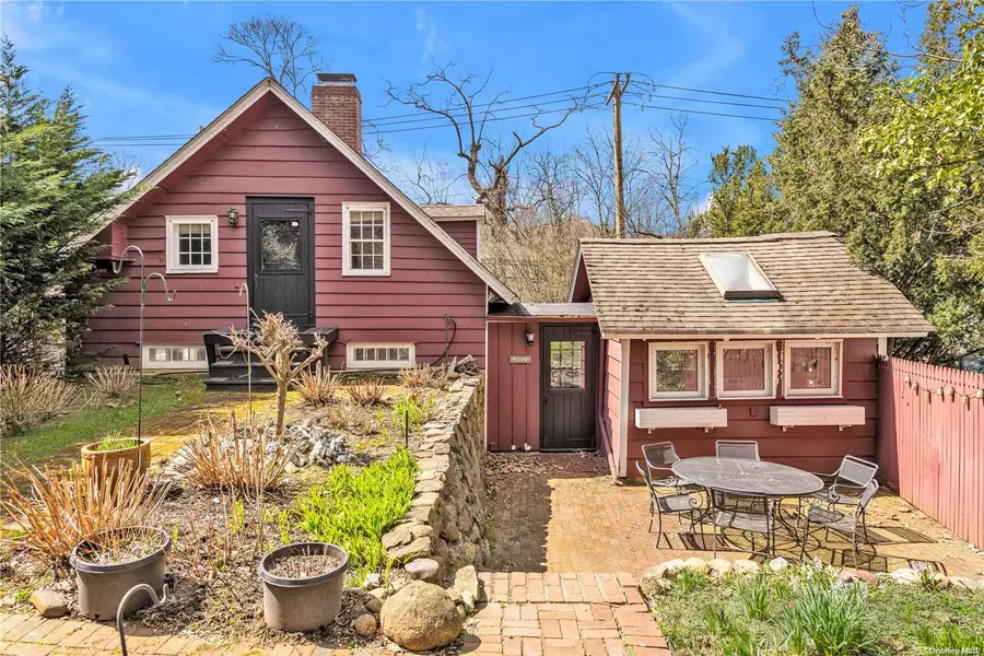 95 E Broadway, Roslyn, NY 11576