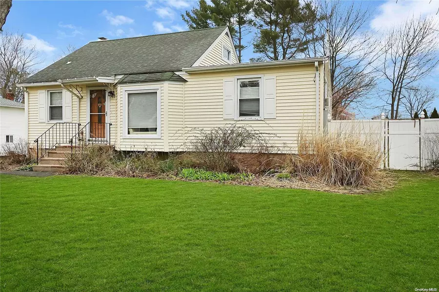 43 Roosevelt AVE, Nesconset, NY 11767