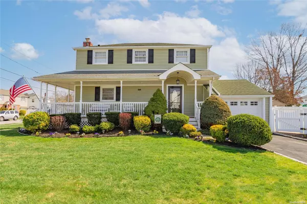 2 Suffolk DR, Merrick, NY 11566