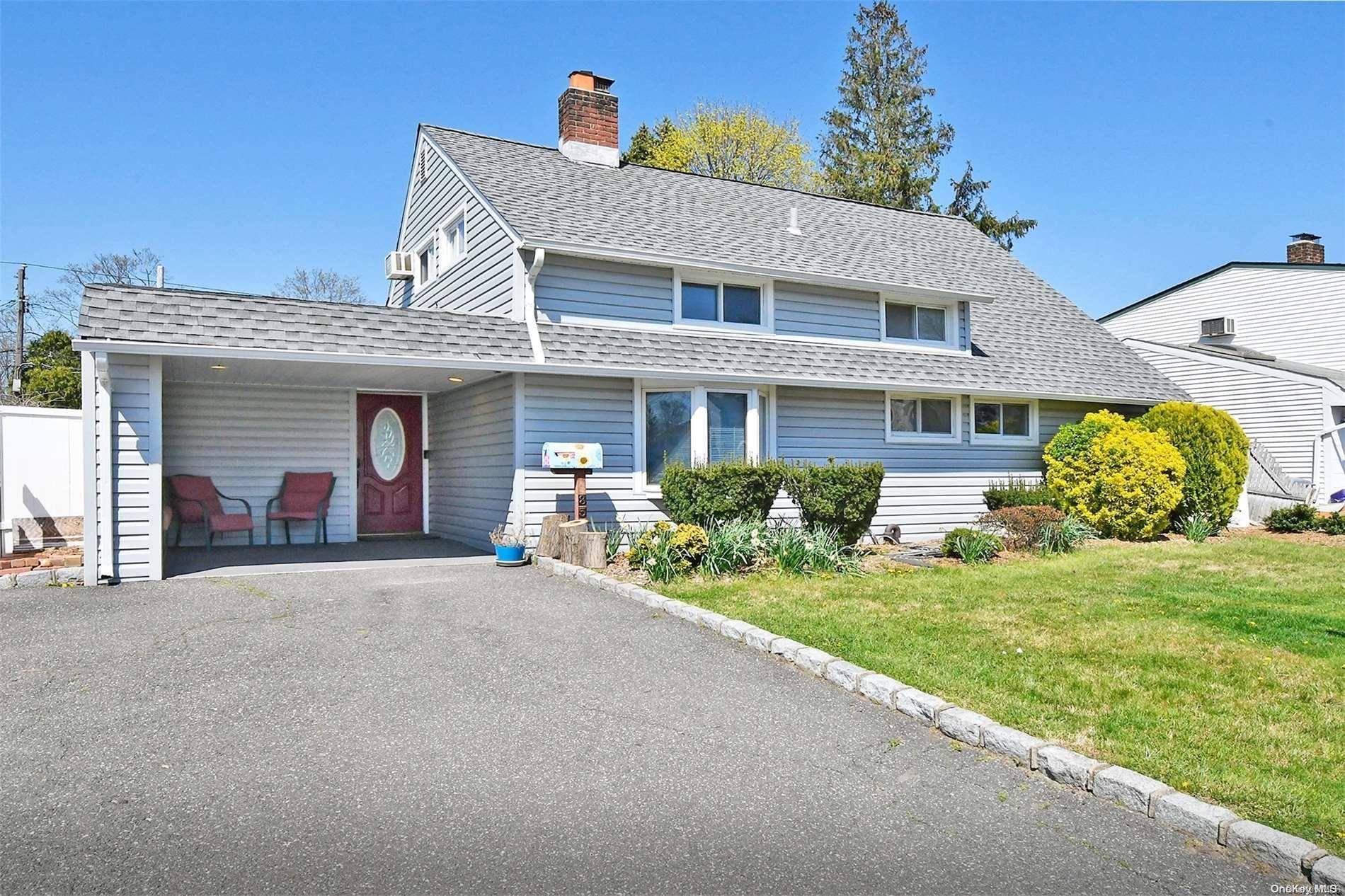 85 Horn LN, Levittown, NY 11756