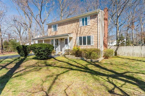 11 Knob Hill DR, Smithtown, NY 11787