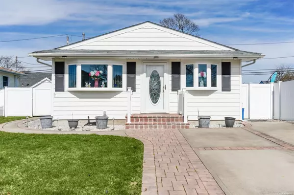 314 Deauville Pkwy, Lindenhurst, NY 11757