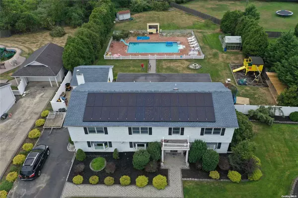 3 Azurean CT, Mount Sinai, NY 11766